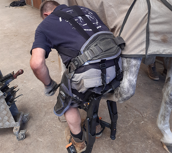 photo-utilisation-IP14-exosquelette-maréchalerie photo-utilisation-IP14-exosquelette-maréchalerie